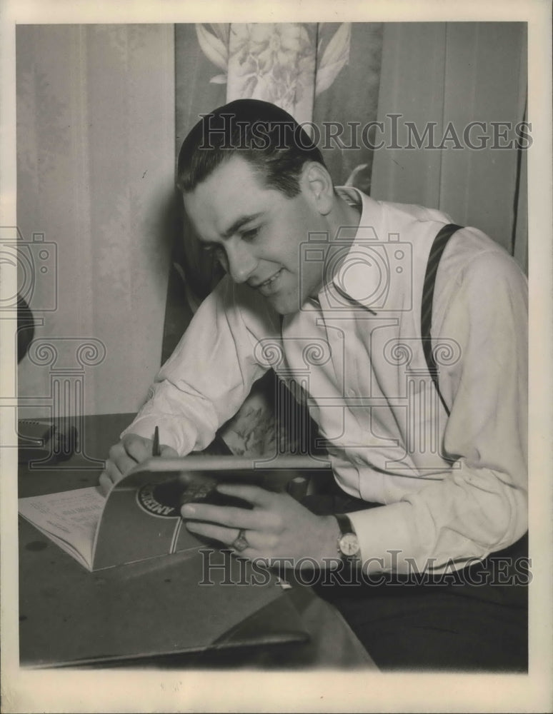 1944 Press Photo Lou Boudreau scans team&#39;s roster at his home in Harvey, Ill - Historic Images