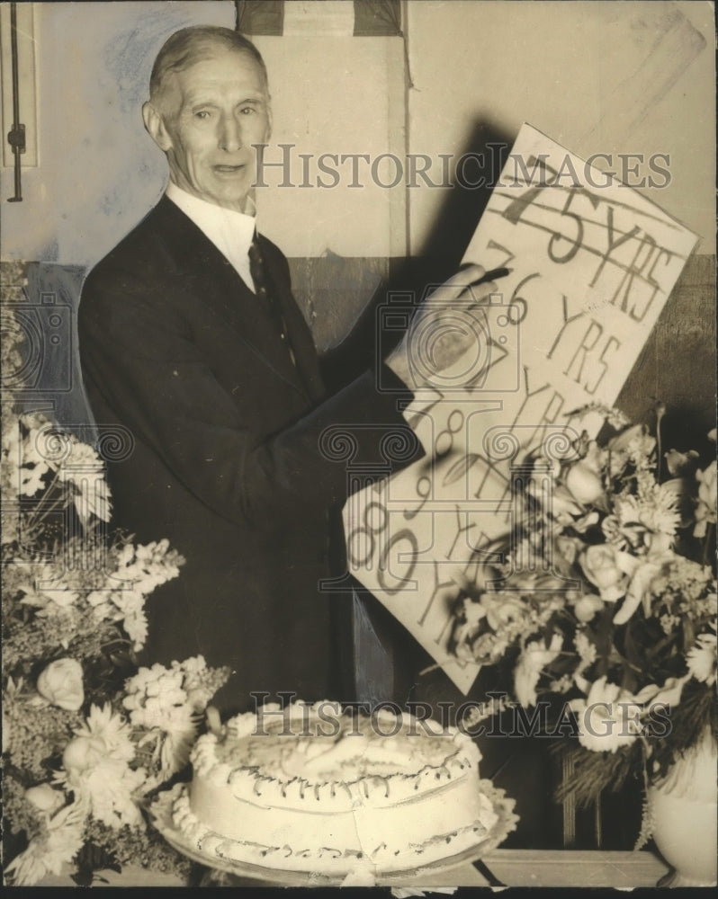 Press Photo Connie Mack of baseball with 80th birthday cake &amp; sign - sbs02783 - Historic Images