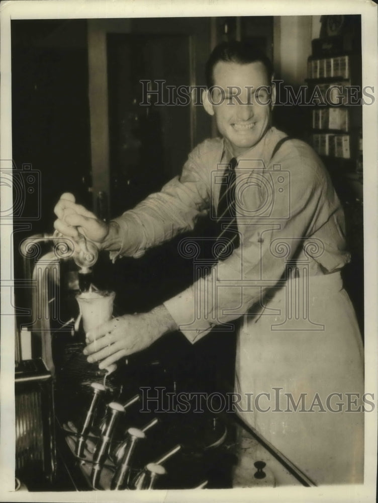 1940 Press Photo Gerald Walker, new Cleveland Indians player, at his soda job - Historic Images