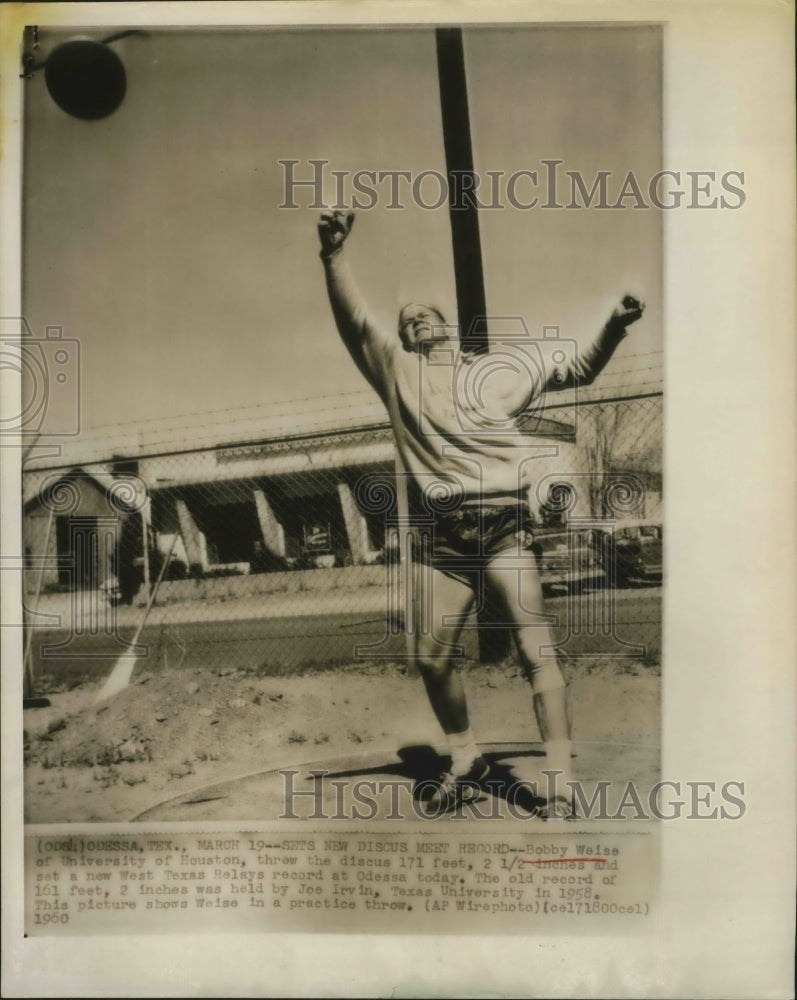 1960 Press Photo Bobby Weiss, U of Houston, sets new Texas Relays discus record - Historic Images