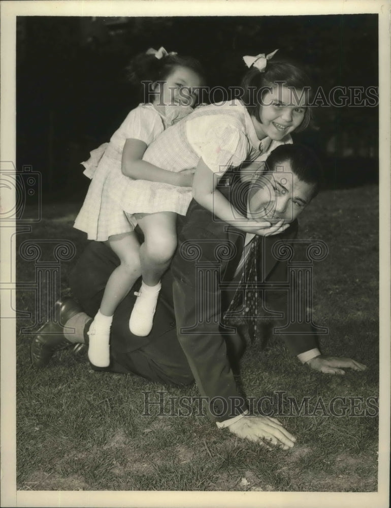 1940 Press Photo Jack Dempsey Favorite "Hobby Horse" of Daughters Joan & Barbara - Historic Images