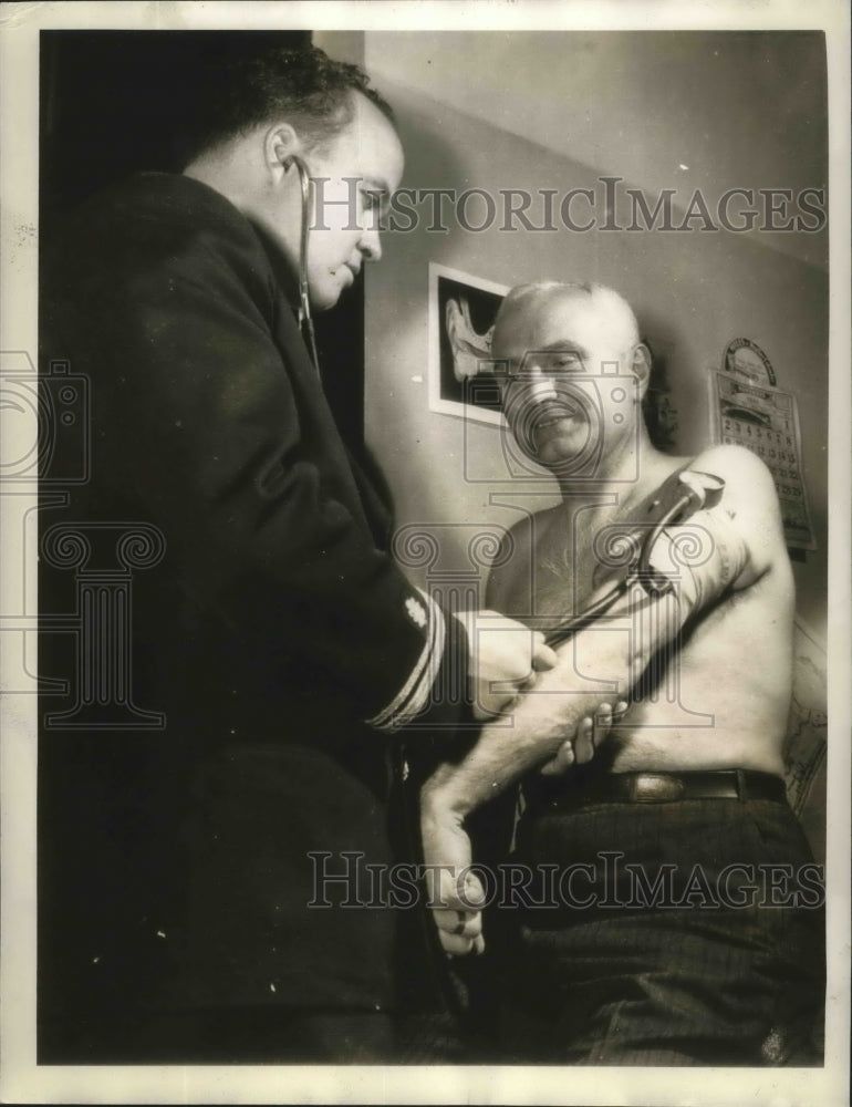 1942 Press Photo Bernie Bierman Had No Blood Pressure Problems with Marine MD's - Historic Images
