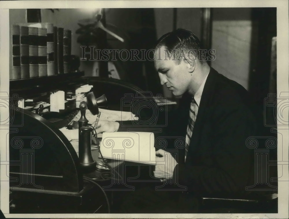 1929 Press Photo Dr. Ludwig Hayman, German Heavyweight Champion Boxer Studying- Historic Images