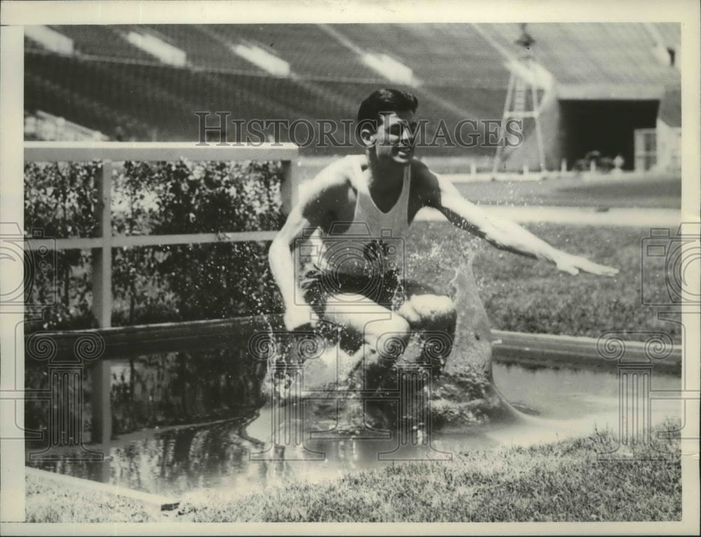 1932 Press Photo Peyton Talbot at Water Jump, Los Angeles Olympic Steeplechase- Historic Images