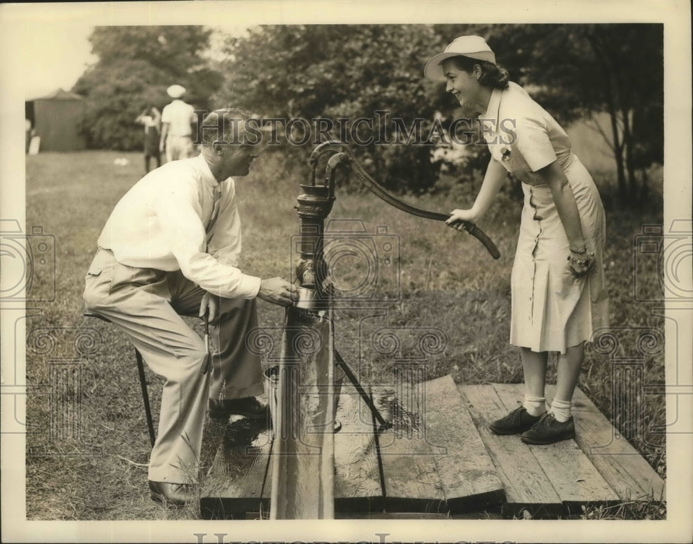1938 Press Photo Golfer Denny Shute & Wife at PGA Championship Water Break - Historic Images