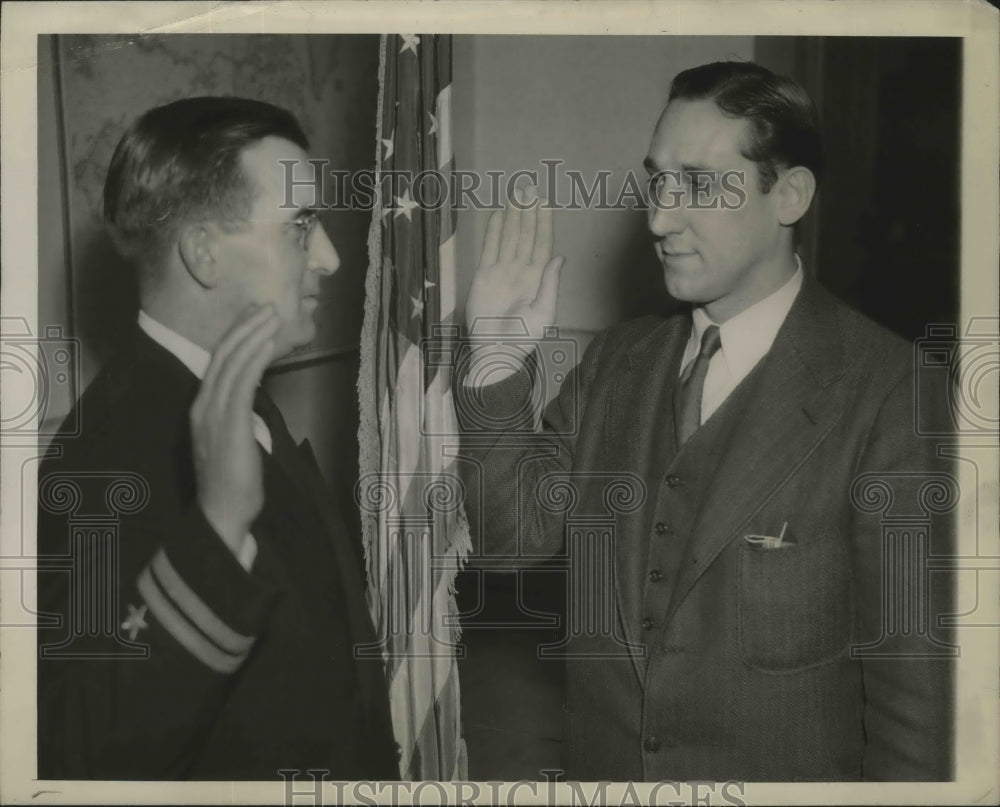 1944 Press Photo Edward "Moose" Krause Taking US Navy Oath with J.C. Kennan - Historic Images