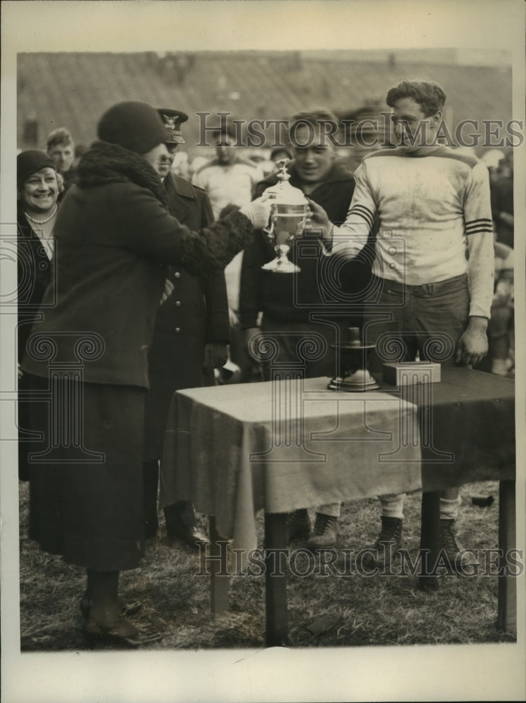 1931 Press Photo Mrs Herbert Hoover & Lt Edie Rroland of Coast Guard football - Historic Images