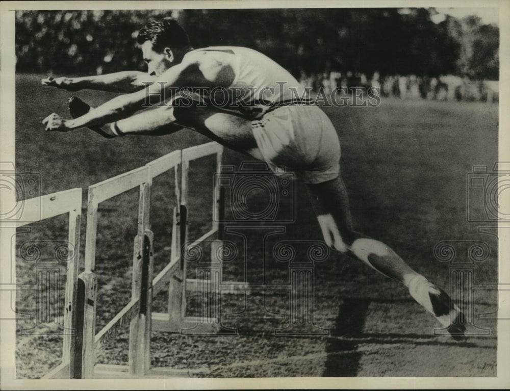 1931 Press Photo J Hatfield US Track Team in South Africa 120 Yard Hurdle Race - Historic Images