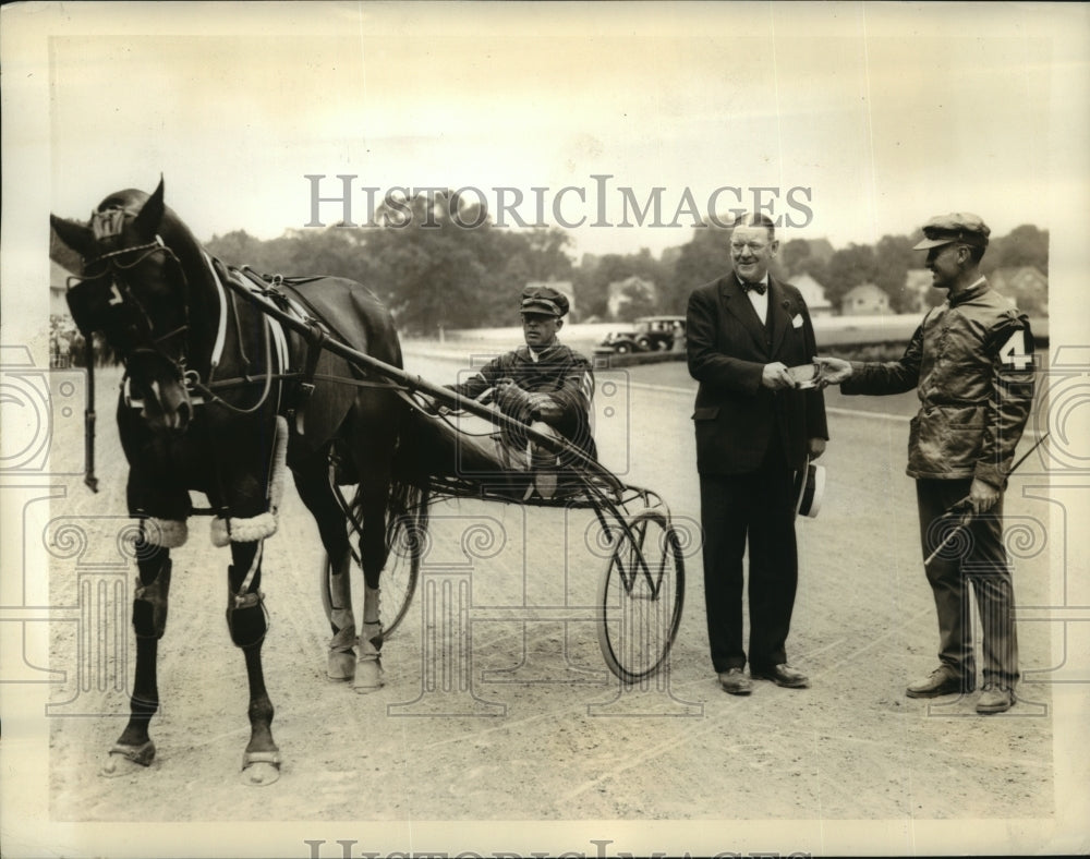 1937 Press Photo "Mr Watt" Horse Owned by Stagey Smith Wins Grand Circuit Meet- Historic Images