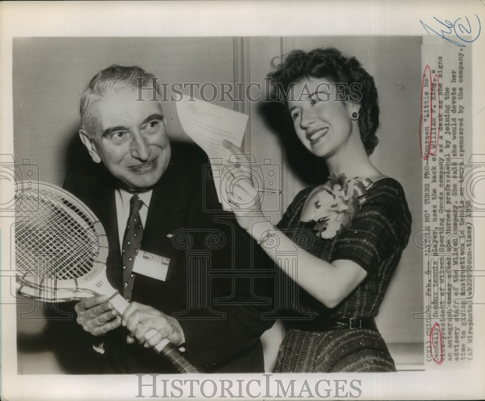 1956 Press Photo Maureen Connolly Signs Autograph on William F. King&#39;s Back - Historic Images