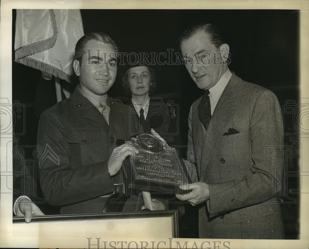 1943 Press Photo Barney Ross Receives Edward J Neil Plaque - sbs05498 - Historic Images