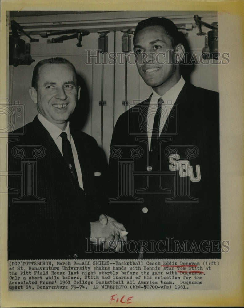1961 Press Photo Coach Eddie Donovan w/ Tom Stith at Pitt Field House - Historic Images