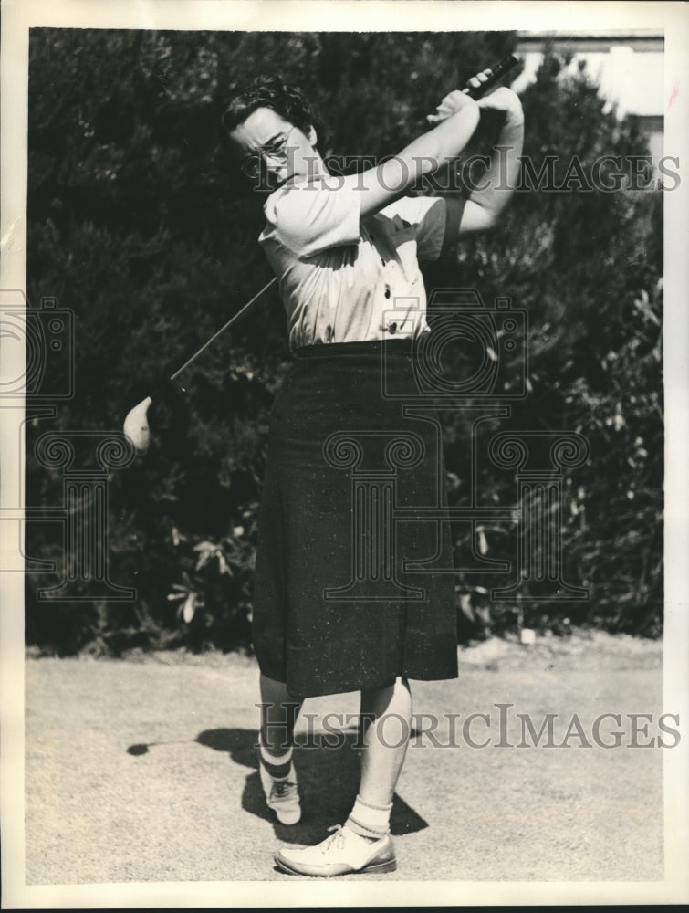 1940 Press Photo Elizabeth Hicks practicing for Women's Nat'l Golf Championship - Historic Images
