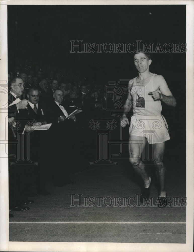 1947 Press Photo Gil Dodds wins Two Mile Run at Knights of Columbus Meet - Historic Images