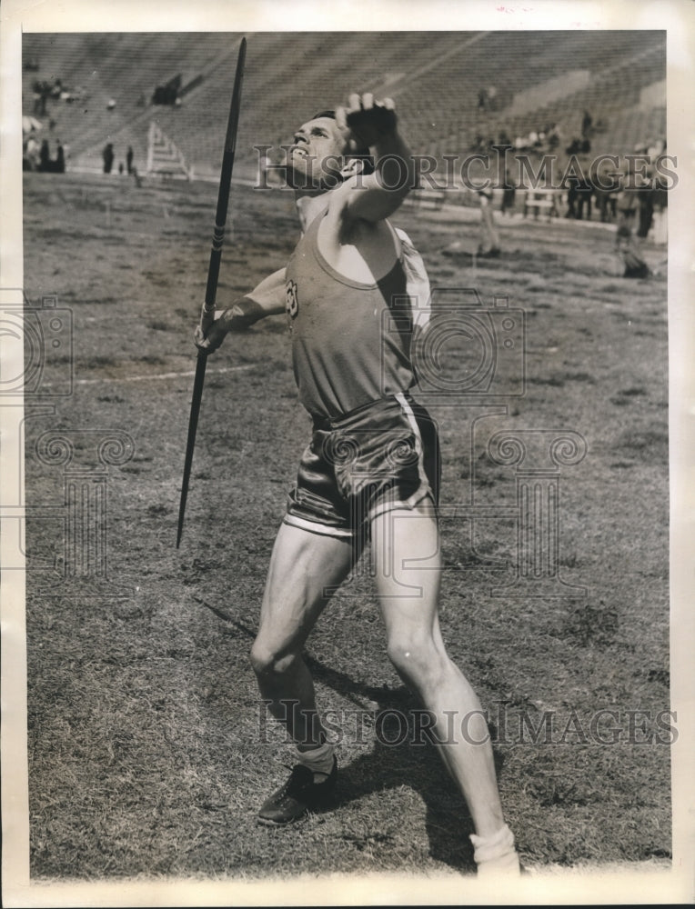 1940 Press Photo E. Lee Todd retains his Kansas Relays Decathlon title - Historic Images
