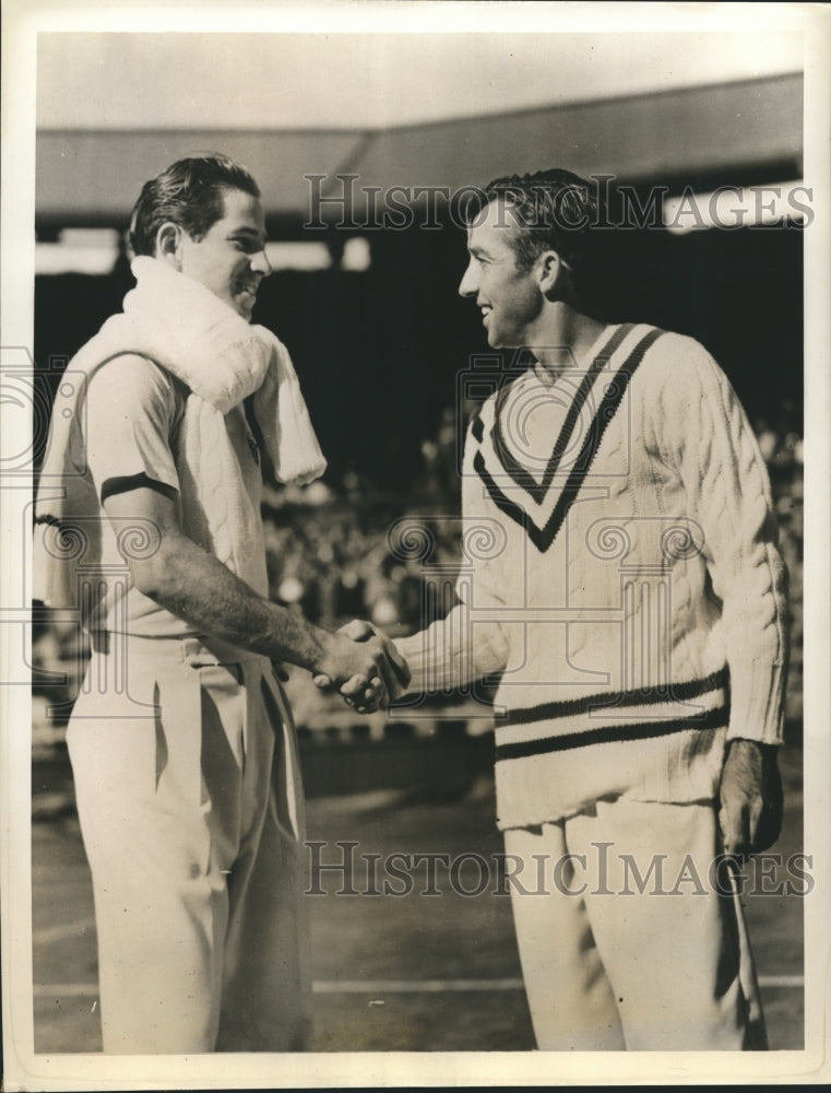 1939 Press Photo Bobby Riggs congratulated by Elwood Cooke, All-England Singles- Historic Images