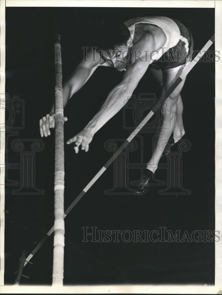 1943 Press Photo Cornelius Warmerdam just misses new record at Indoor Meet- Historic Images