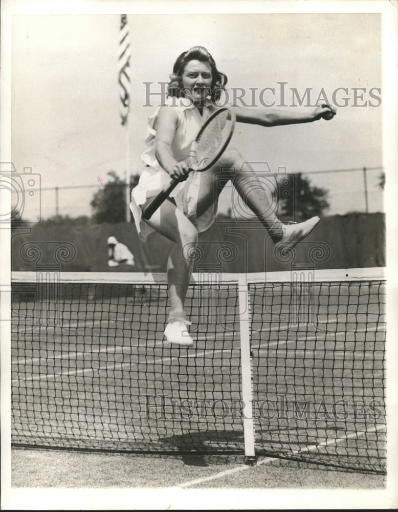1941 Press Photo Pauline Betz leaps the net after beating Margaret Osborne - Historic Images