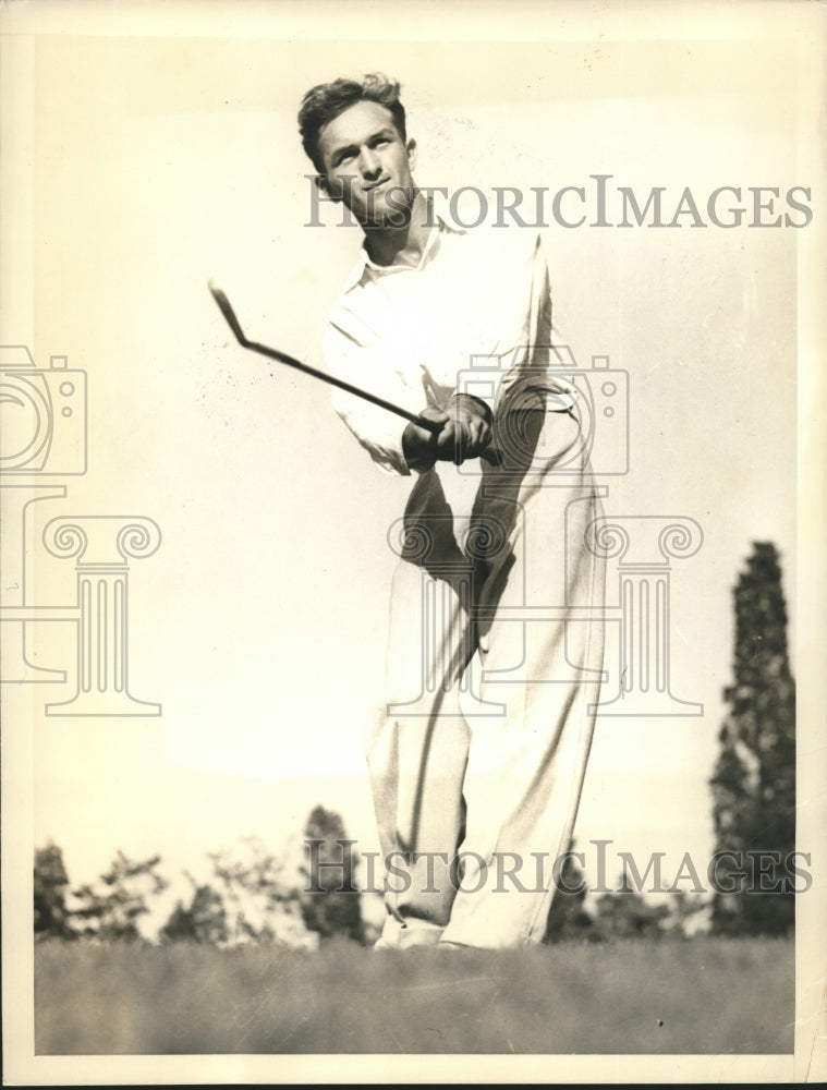 1936 Press Photo Mike Balega chipping to the pin at National Public Links tourn.- Historic Images