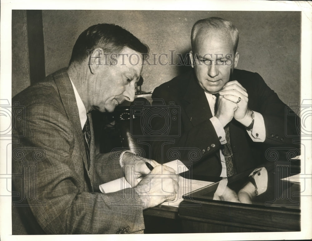 1941 Press Photo Reds mgr. Bill McKenzie signs new contract with Warren Giles- Historic Images