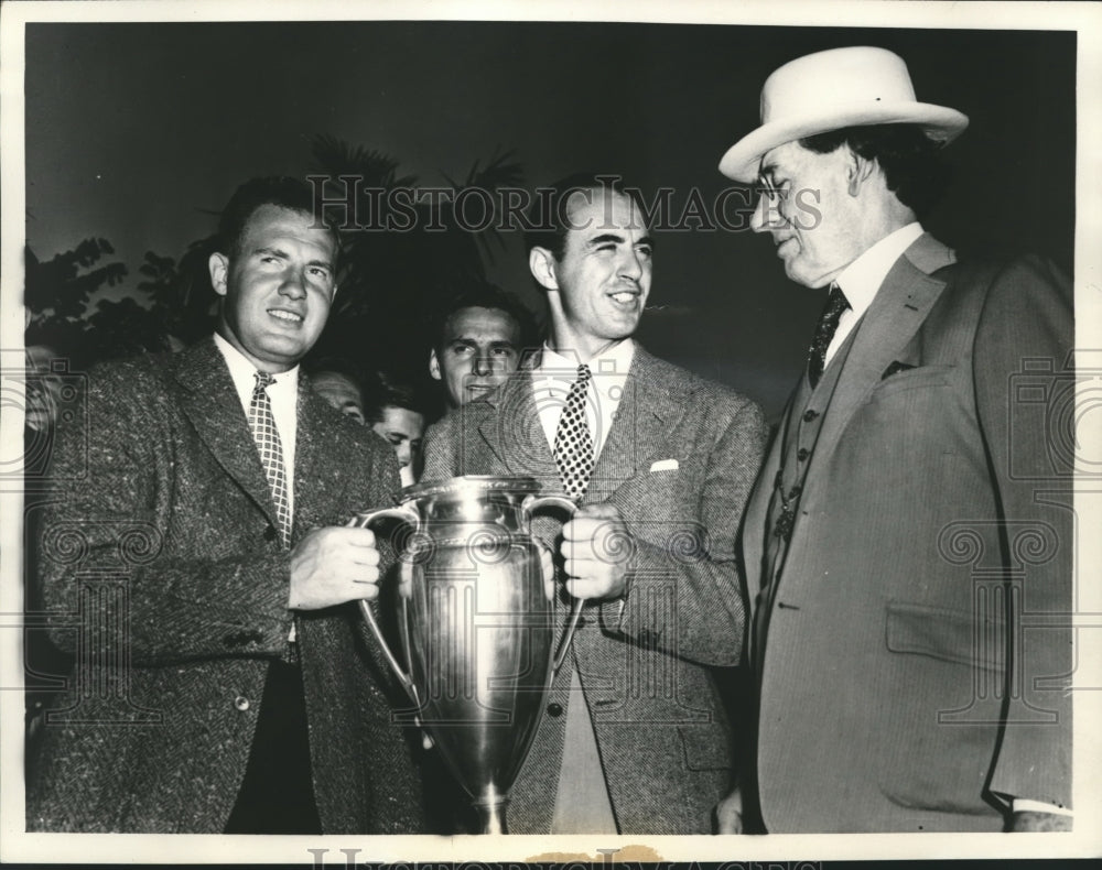 1939 Press Photo Sam Snead wins Miami Open, poses with Mayor Sewell - sbs06785 - Historic Images