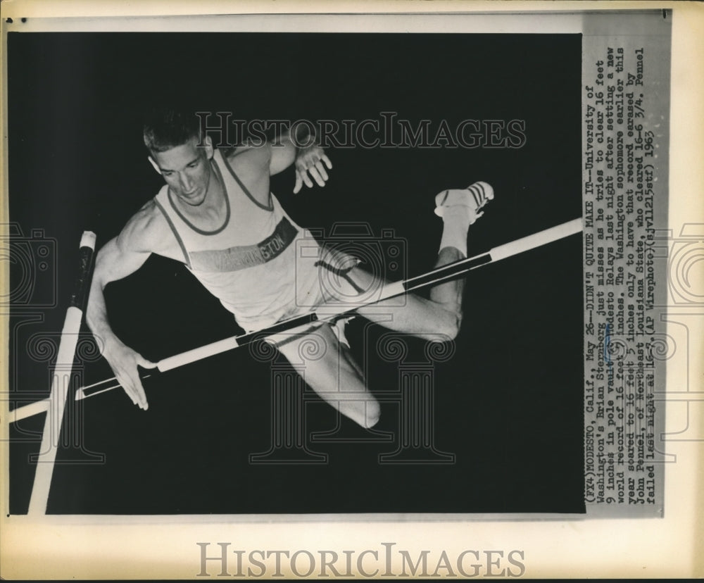 1963 Press Photo U of Washington&#39;s Brian Sternberg just misses in pole vault- Historic Images