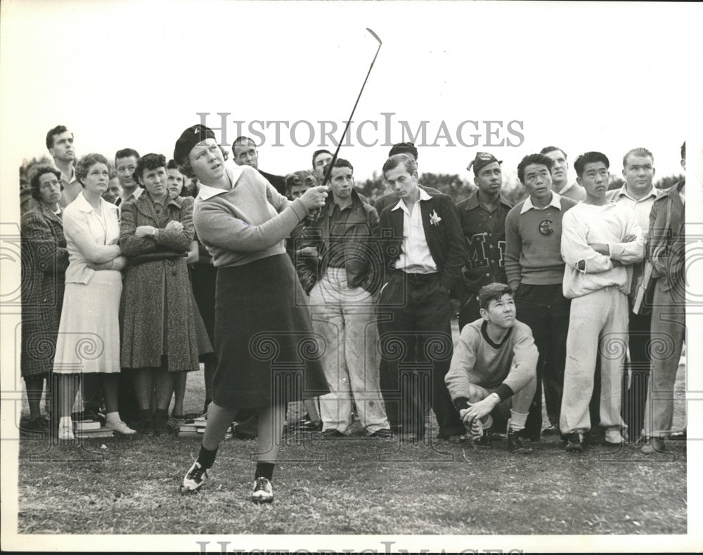 1941 Press Photo Patty Berg showing Compton Jr. College students how it's done - Historic Images