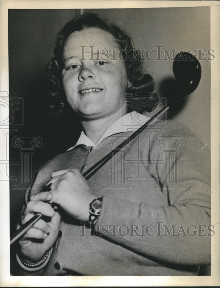1943 Press Photo Patty Berg resumes her golf career after car accident - Historic Images