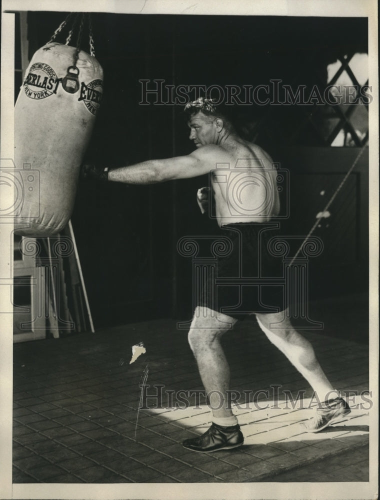 1928 Press Photo Tom Heeney punching the big bag in preparation for his bout- Historic Images