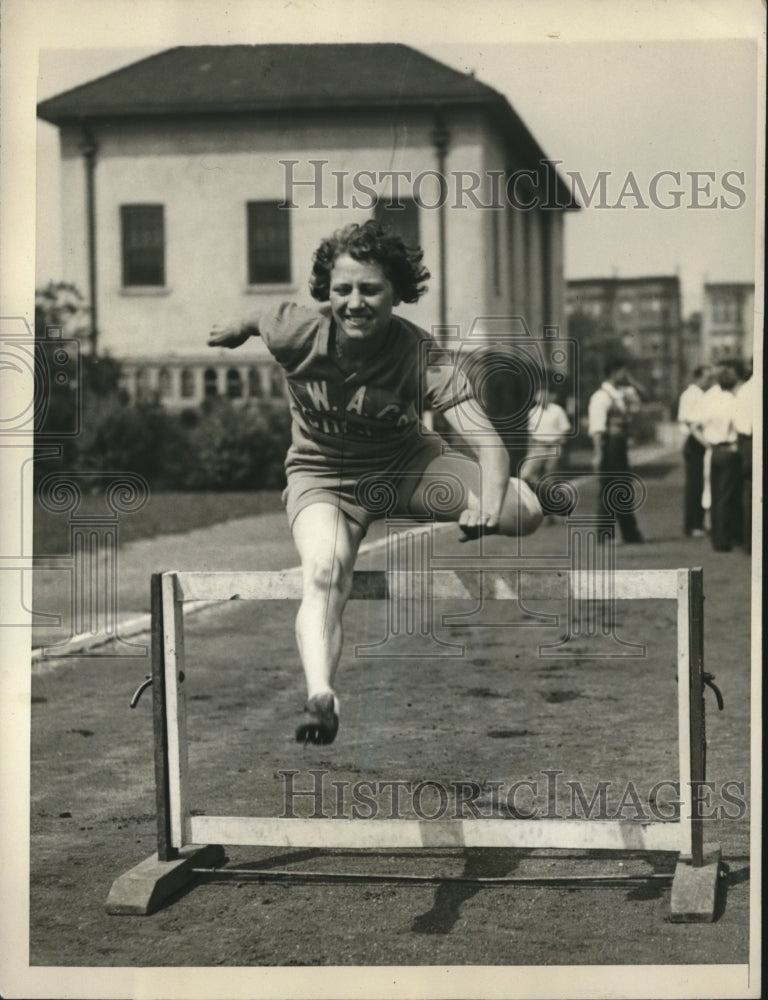 1931 Press Photo Evelyne Hall showing excellent form, seeks High Hurdle title- Historic Images