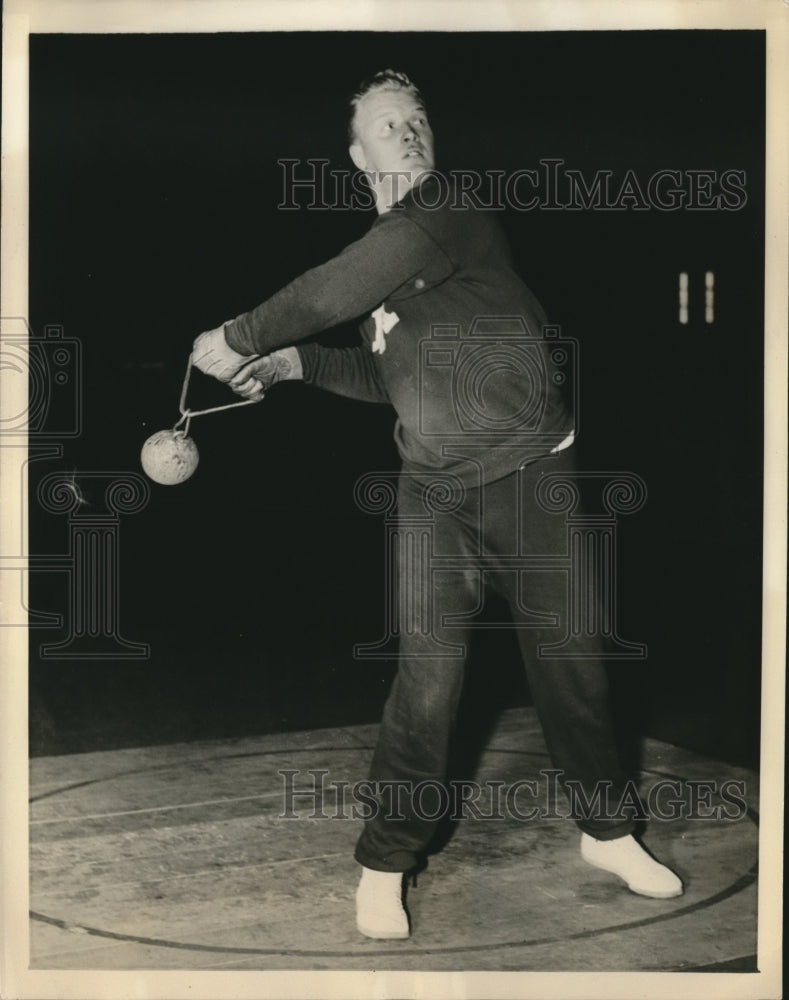 Press Photo Irving Folwartshny sets world record for weight throw in A.A.U. - Historic Images