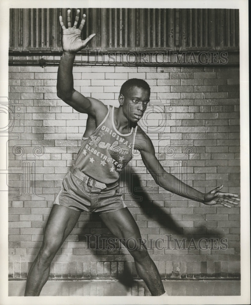 Press Photo Robert Hall Harlem Globetrotters Basketball Team - sbs07371- Historic Images