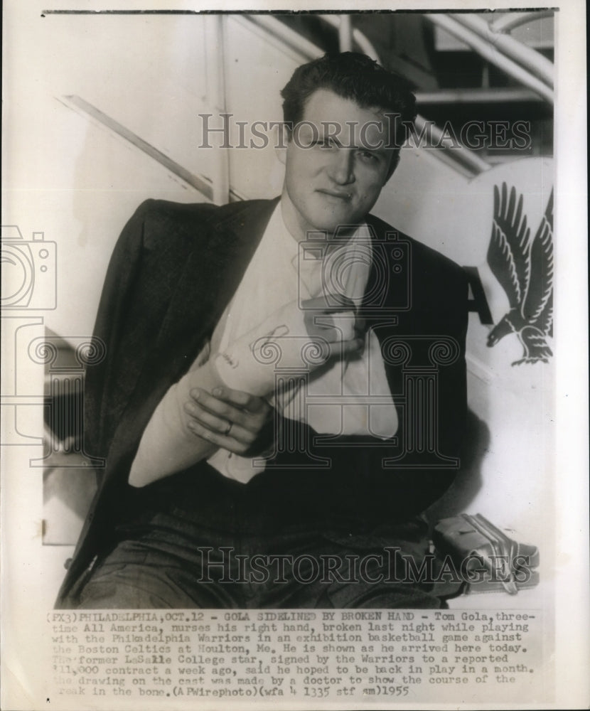 1955 Press Photo  Tom Golai njured his hand Philadelphia Warriors - sbs07386- Historic Images