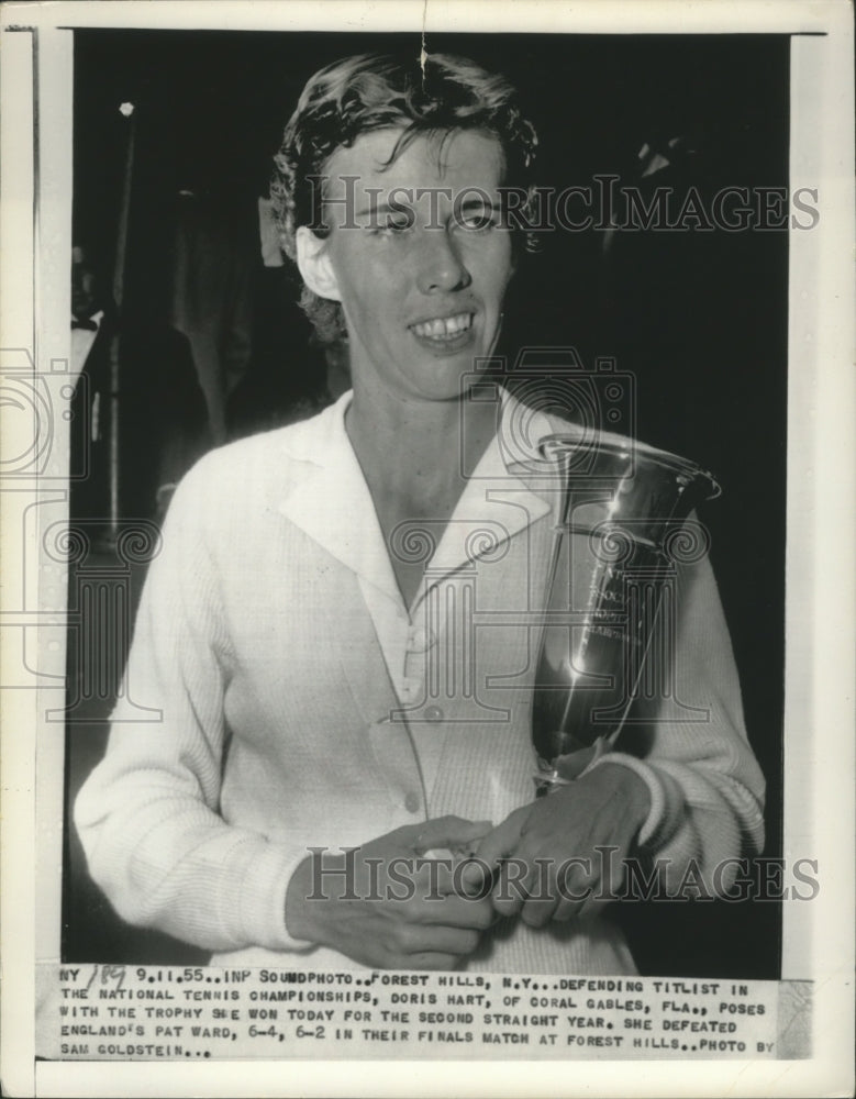 1955 Press Photo Doris Hart with her trophy won in Natl Tennis Championships - Historic Images