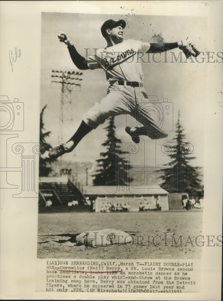 1953 Press Photo Cornelius Neil Berry St. Louis Browns practices double play- Historic Images