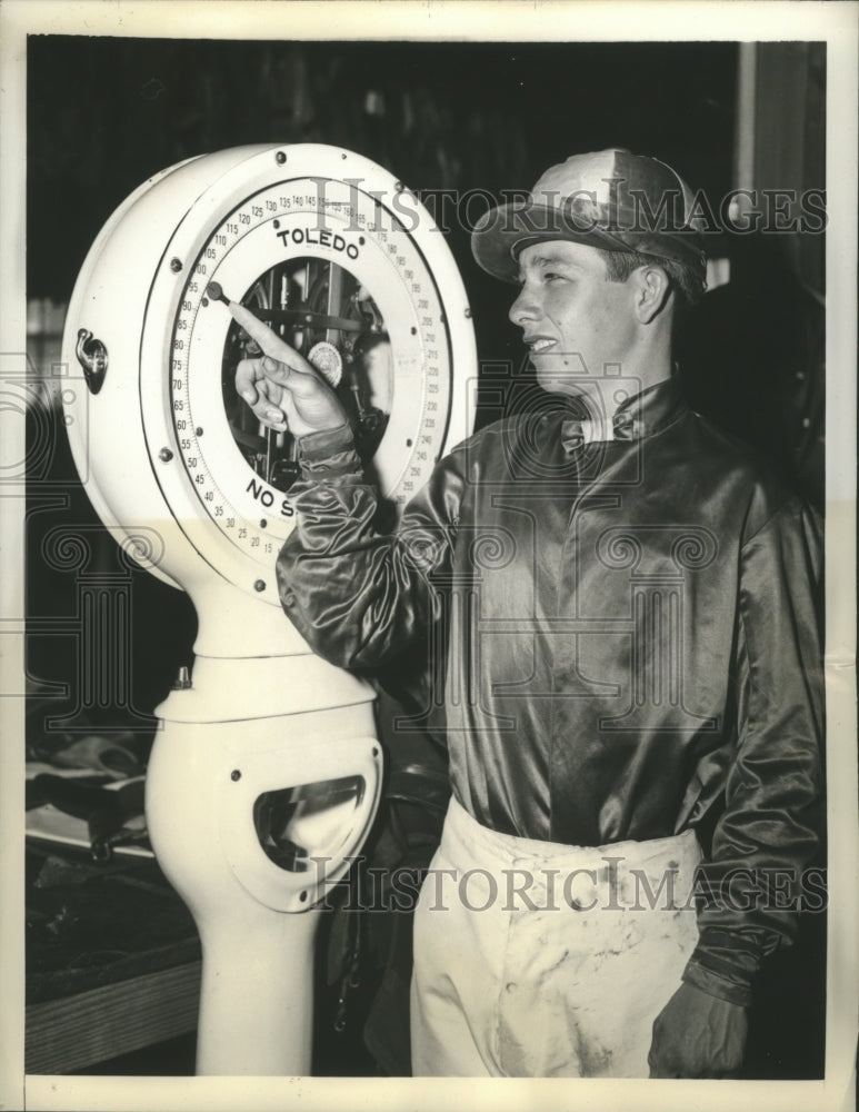 1942 Press Photo Willie Turnbull weighing in after one of his races - sbs07742-Historic Images