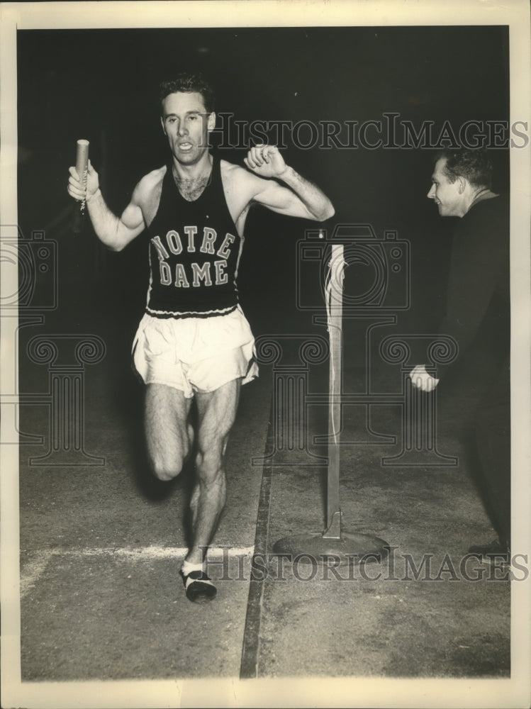 1943 Press Photo Hunter breaks tape to win the University Distance Medley Relay - Historic Images