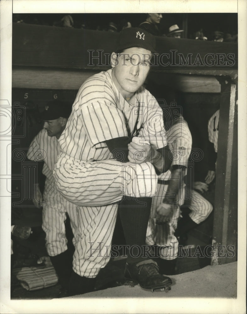 1942 Press Photo &quot;Buddy&quot; Hassett sidelined by a fractured thumb - sbs07756 - Historic Images