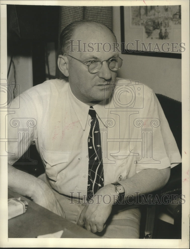 Press Photo Mike Jacobs offers to have Ken Overlin sock it out with Tony Zale - Historic Images