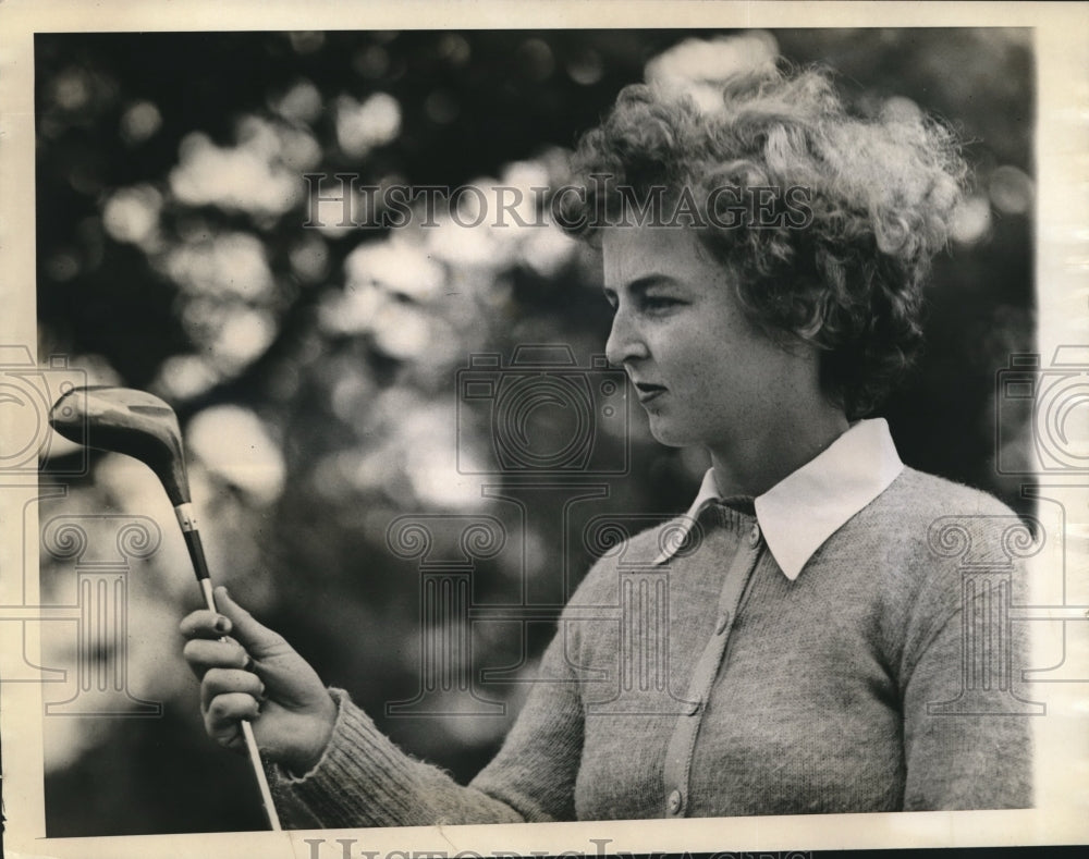 1942 Press Photo Mary Agnes Wall inspects her driver after first round match win- Historic Images