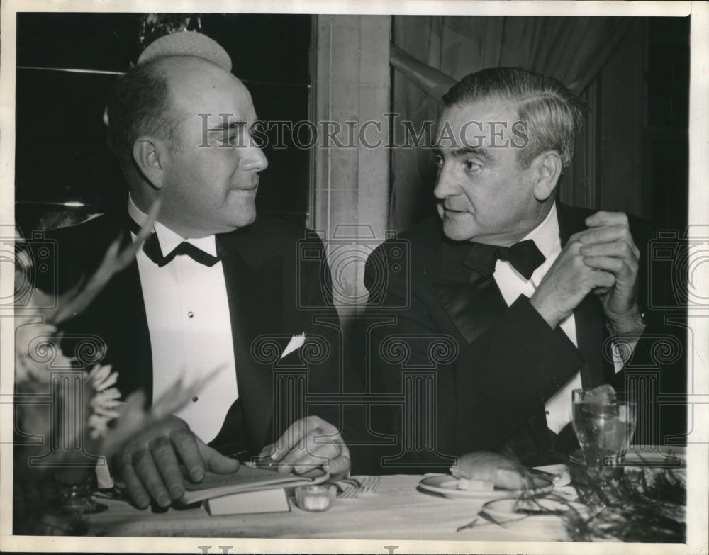 1940 Press Photo Homer S. Norton, Brian Bell chat at the Touchdown Club dinner - Historic Images