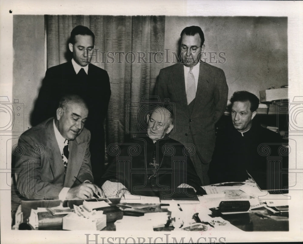 1948 Press Photo Homer Norton signs contract to take over duties as head coach- Historic Images