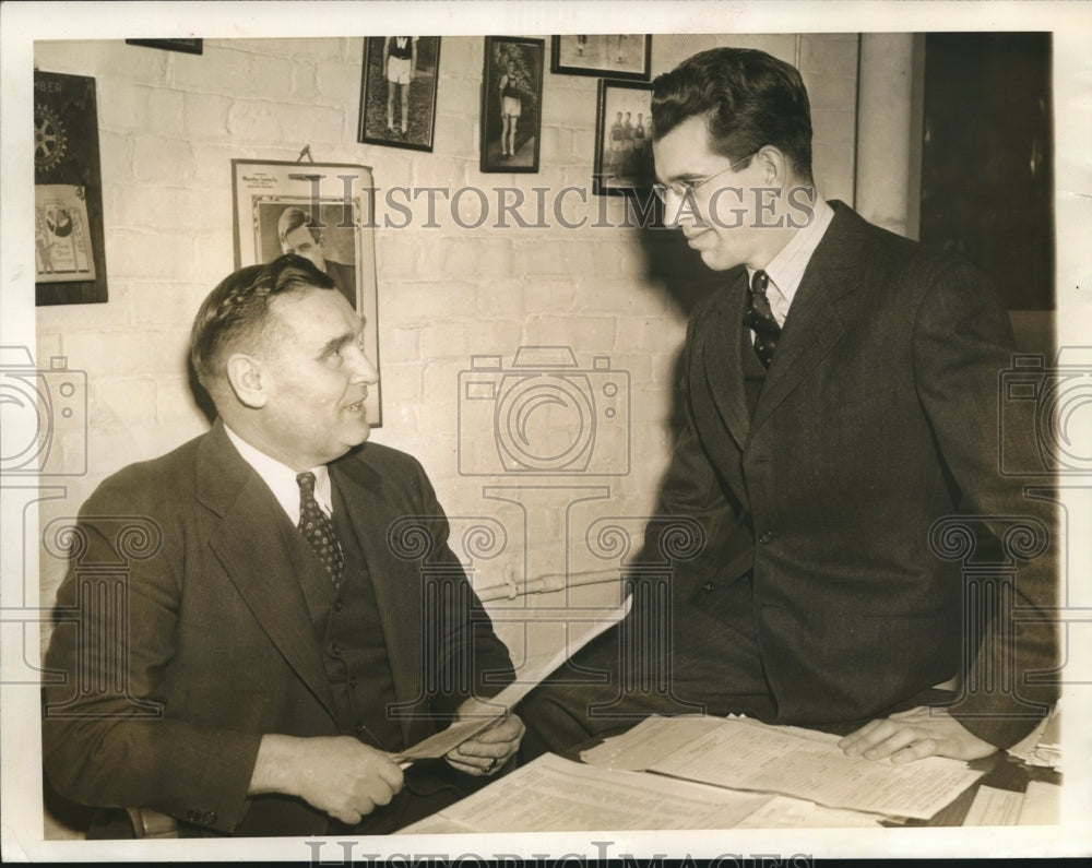 1940 Press Photo Chuck Fenske & Tom Jones talk over strategy sessions- Historic Images