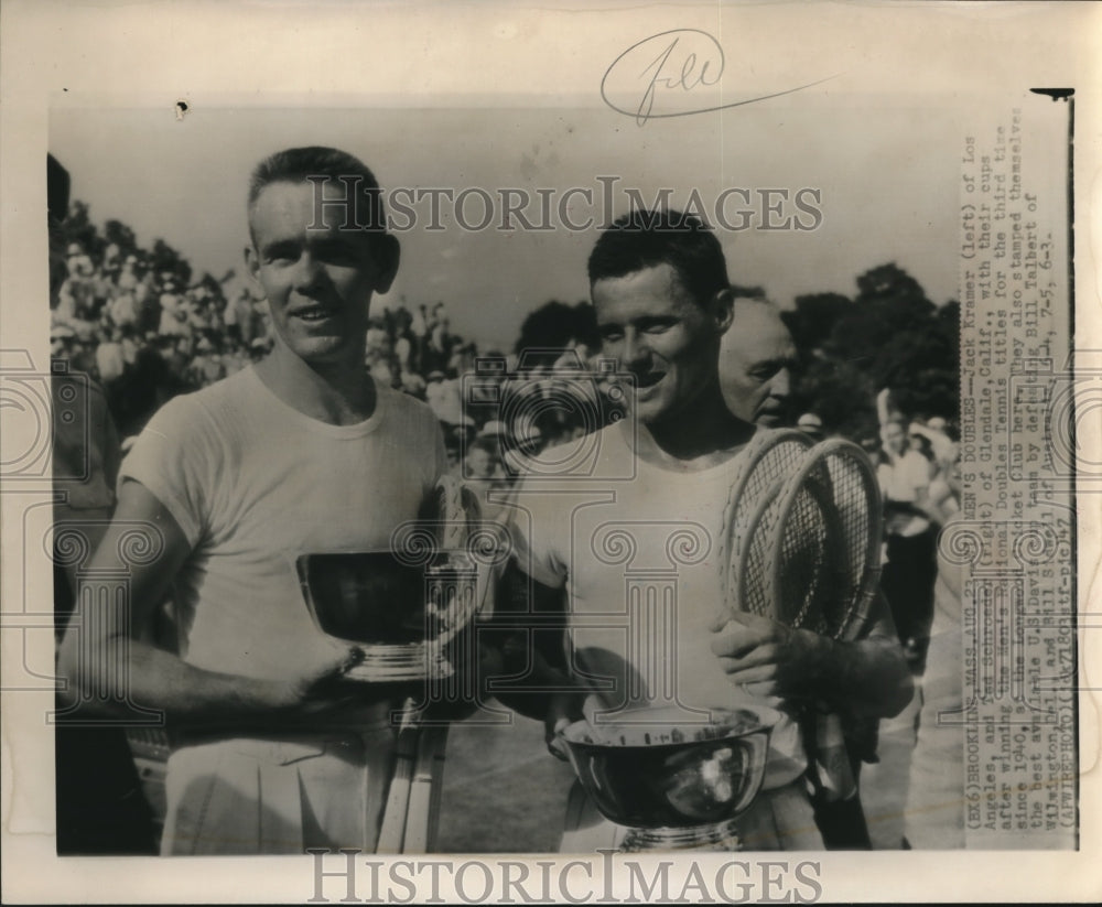 1947 Press Photo Jack Kramer &amp; Ted Schreder with their Mens Nat&#39;l Doubles Cups - Historic Images
