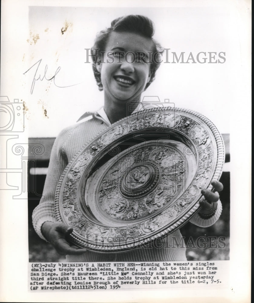1954 Press Photo Maureen Connolly holds trophy she won at Wimbledon - sbs08700 - Historic Images