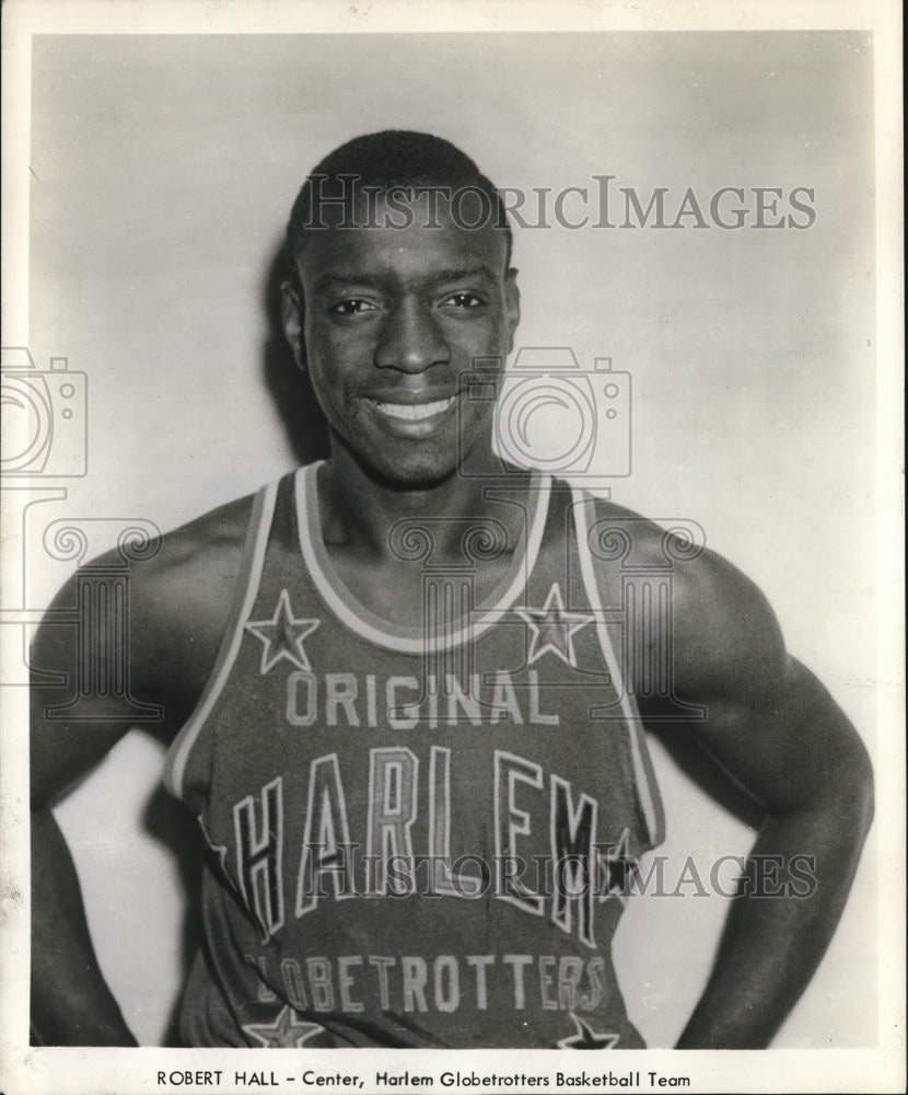 Press Photo Robert Hall Center Harlem Globetrotters Basketball Team - sbs08770 - Historic Images