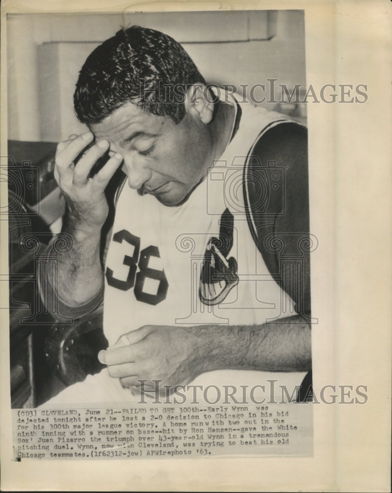 1963 Press Photo Early Wynn dejected after failing to get 300th victory - Historic Images