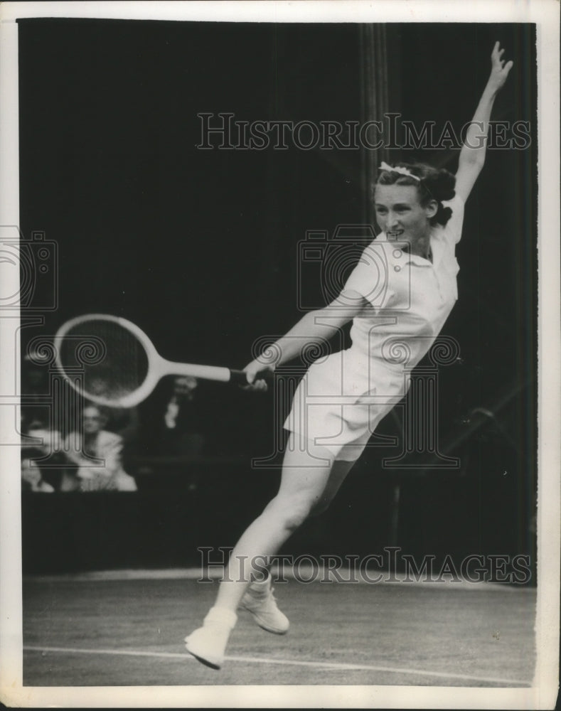 Press Photo Mrs. Jean Walker-Smith during Wimbledon Tennis Match - sbs08835- Historic Images