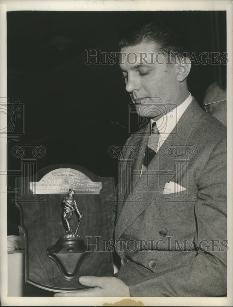 Press Photo Nick Etten holds J. Louis Comiskey Memorial Plaque Aard - Historic Images