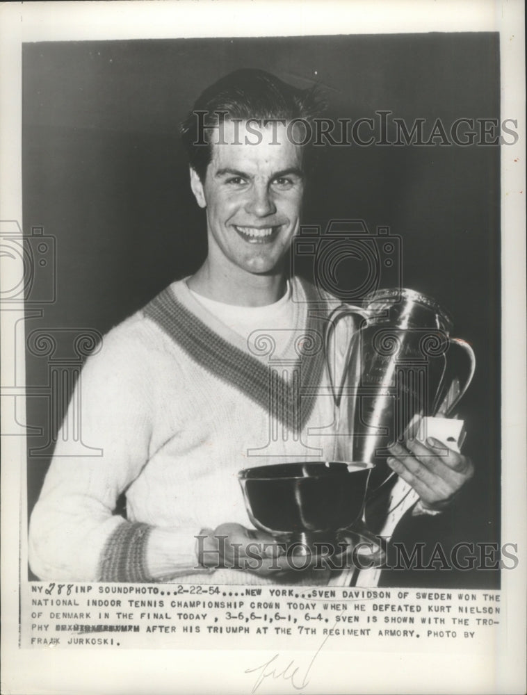 1954 Press Photo Sven Davison Winner National Indoor Tennis Champion Crown- Historic Images